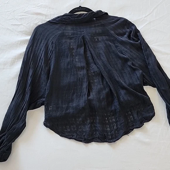 β¨οΈ BDG Tie Front Top β¨οΈ - Picture 3 of 5